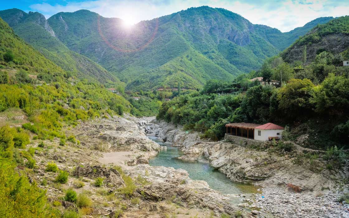 Fluss und Berge mit Wäldern in Albanien