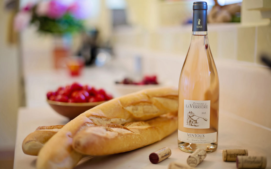 Baguette und Rosé-Wein