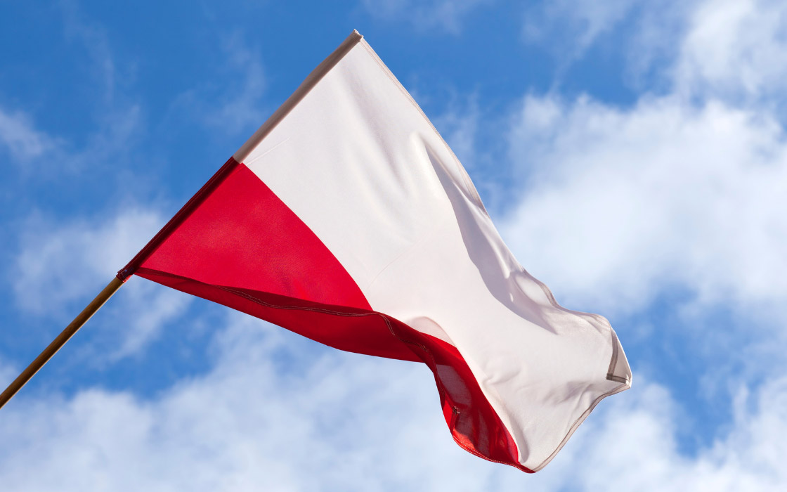 Polnische Flagge unter blauem Himmel