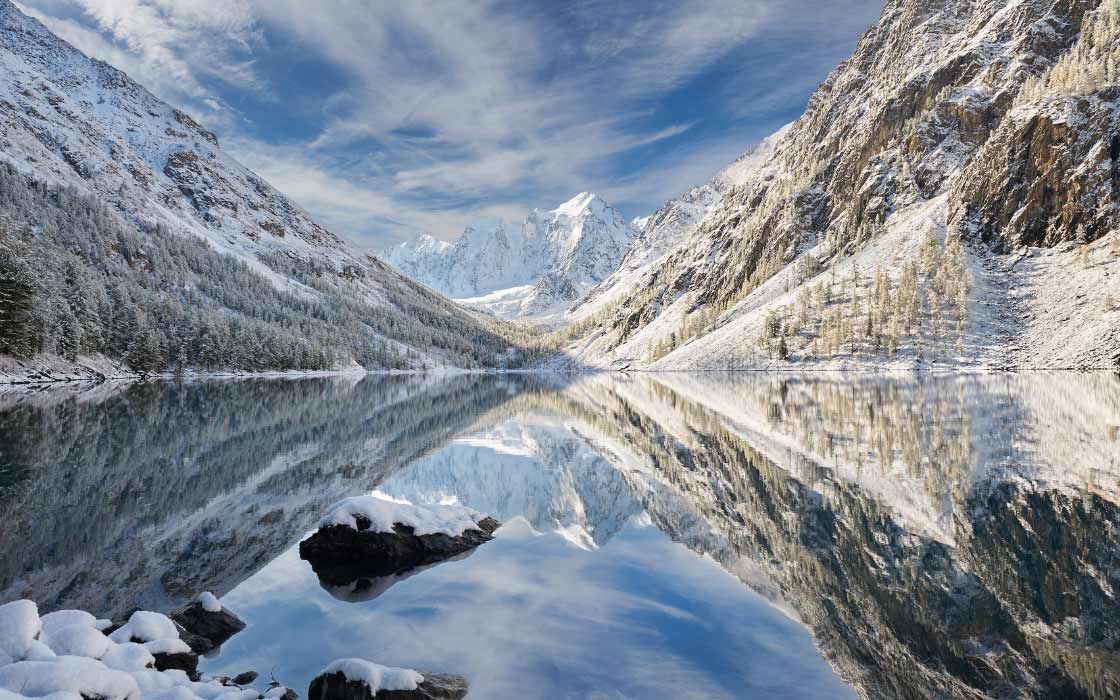 Gebirgssee in Sibirien mit schneebedeckten Gipfeln