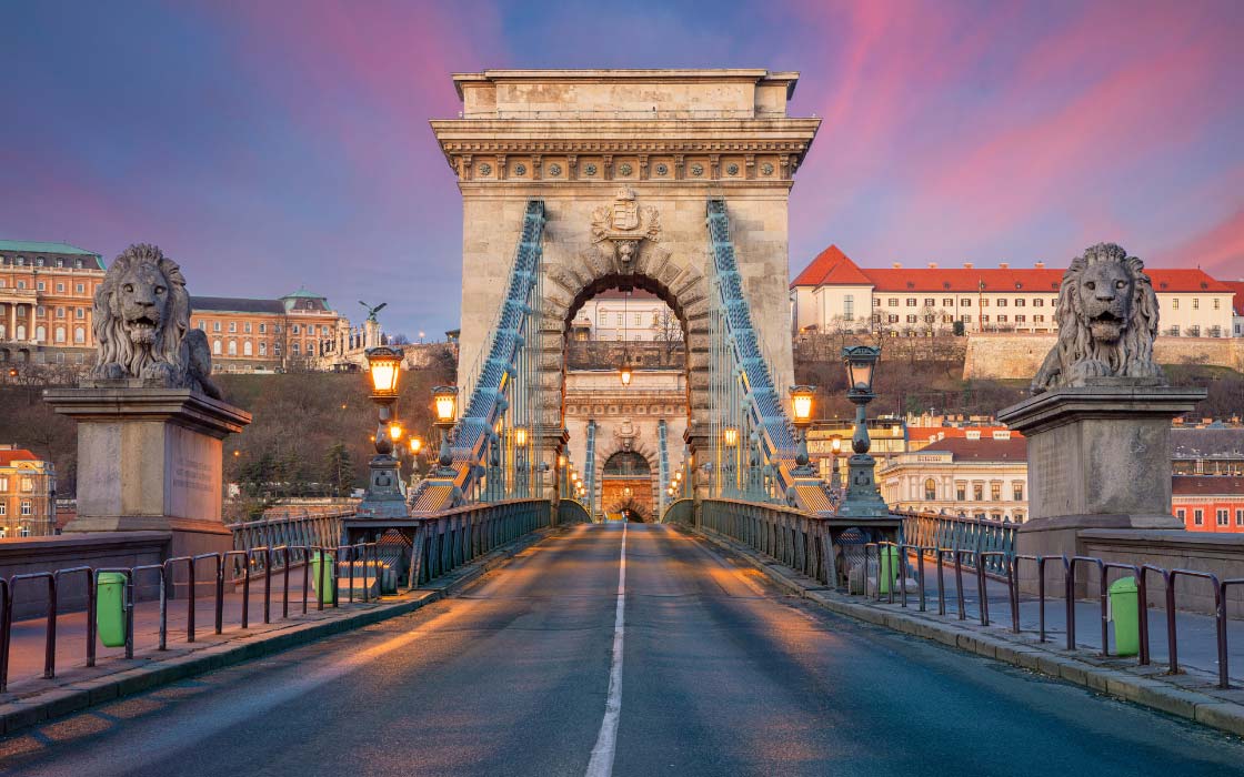 Kettenbrücke über der Donau in Budapest