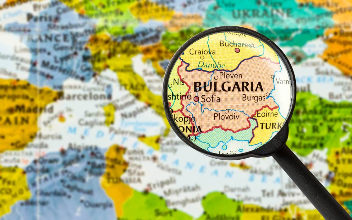 : Europakarte mit einer Lupe über Bulgarien