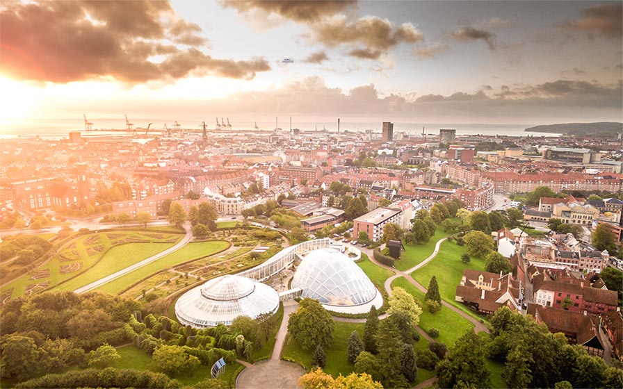 Drohnenaufnahme der Stadt Aarhus mit Blick auf die dänische Ostküste