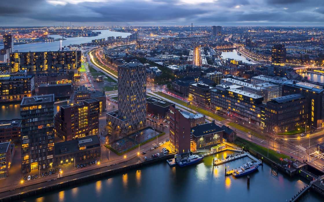 Luftaufnahme von Rotterdam am Abend