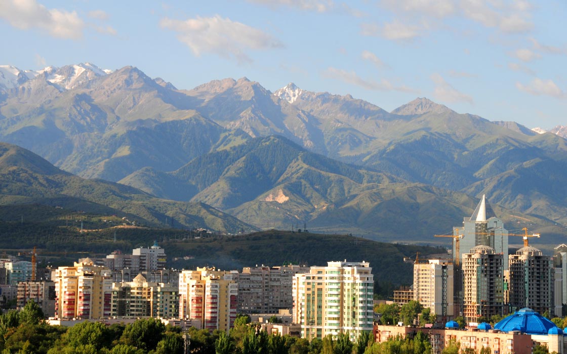 Skyline von Almaty. Im Hintergrund eine Berglandschaft.
