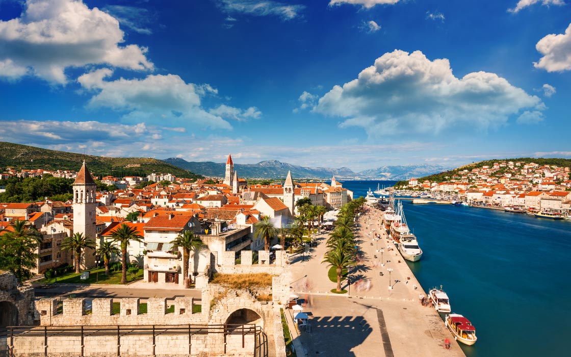 Blick auf die kroatische Stadt Trogir und den Hafen mit zahlreichen Booten