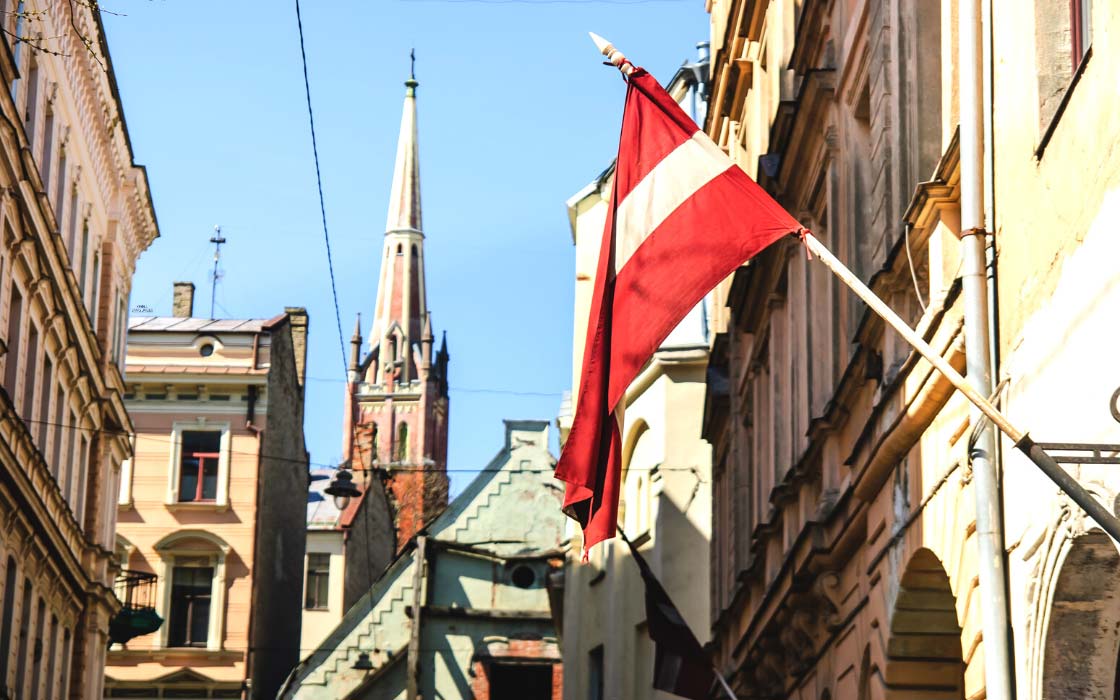 Altstadt von Riga mit einer lettischen Flagge im Vordergrund