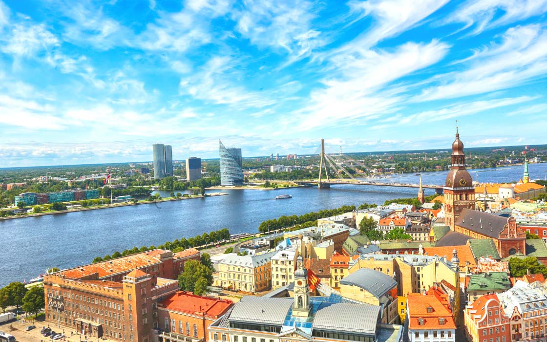 Drohnenansicht über Riga und dem Fluss Duna