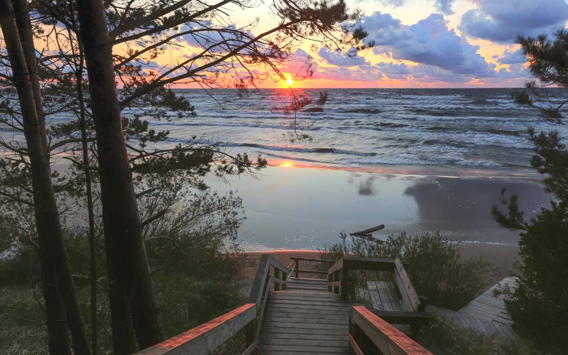 Sonnenuntergang über dem beliebten Saulkrasti Strand in Lettland