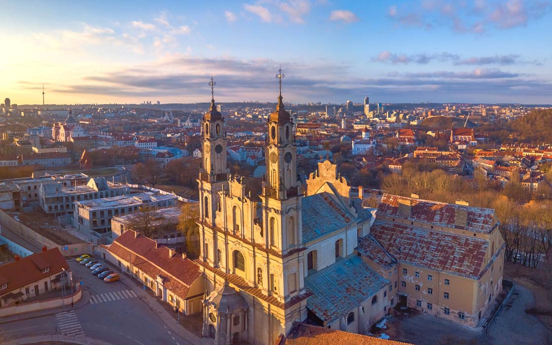 Sonnenuntergang über die Himmelfahrtskirche in Vilnius