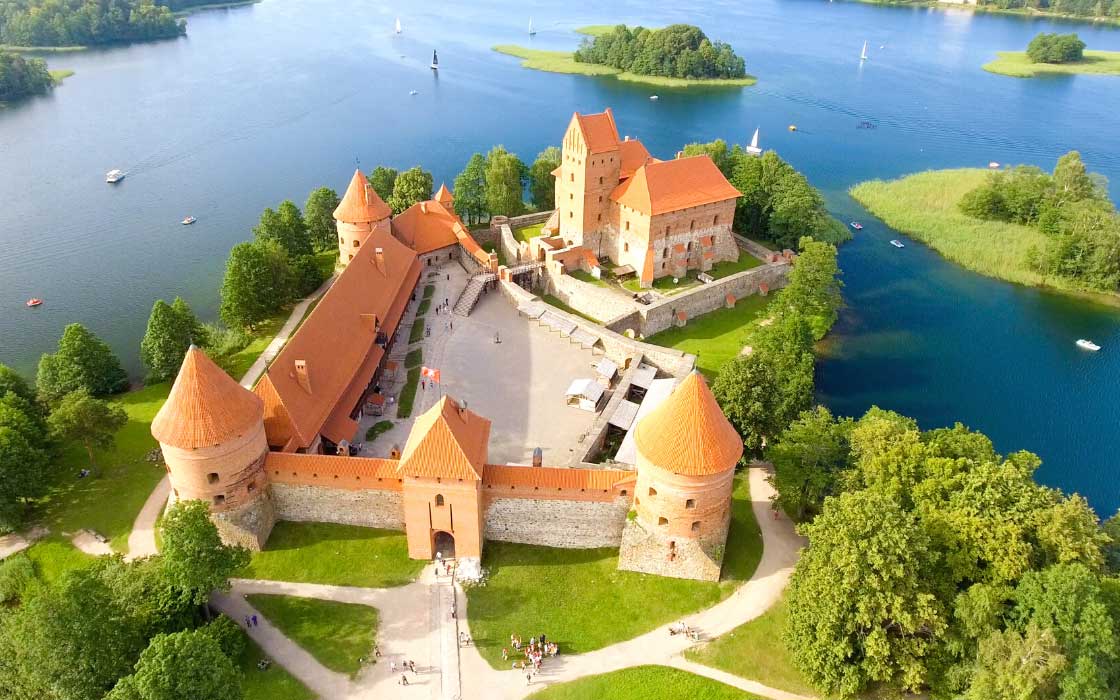 Drohnenaufnahme der Wasserburg Trakai in Litauen