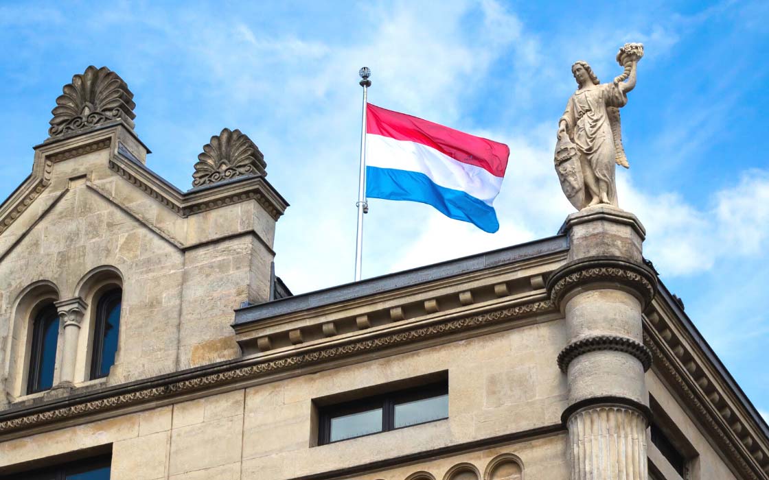 Flagge Luxemburgs auf der rechten Seite des Abgeordnetenkammer des Großherzogtums