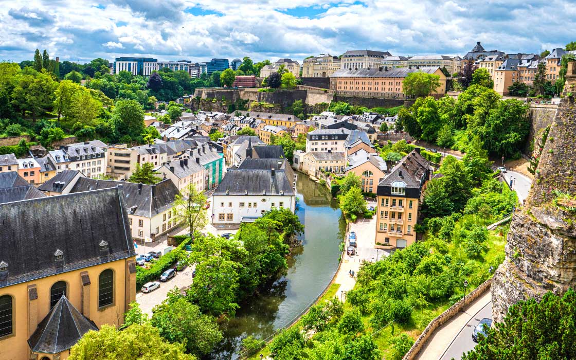 Altstadt der Stadt Luxemburg mit kleinem Fluss zwischen den Häusern