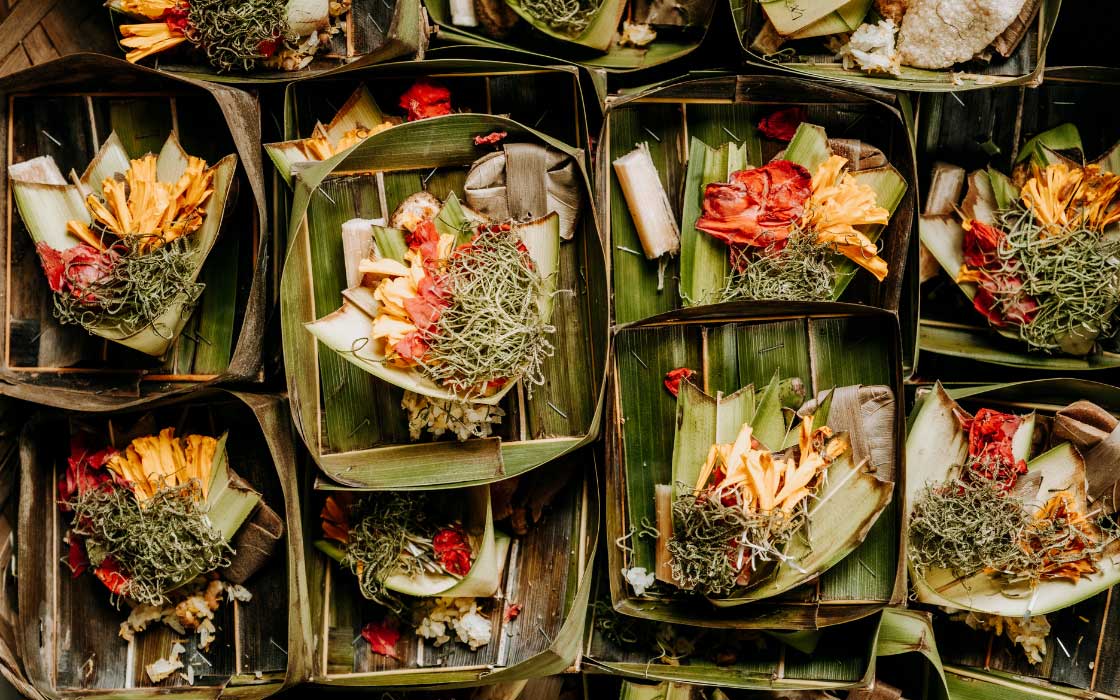 Traditionelles indonesisches Essen, serviert auf einem Konstrukt von Bananenblättern, von oben fotografiert