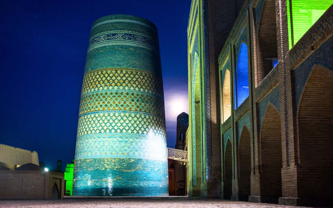 Turm erleuchtet in den Farben der usbekischen Flagge