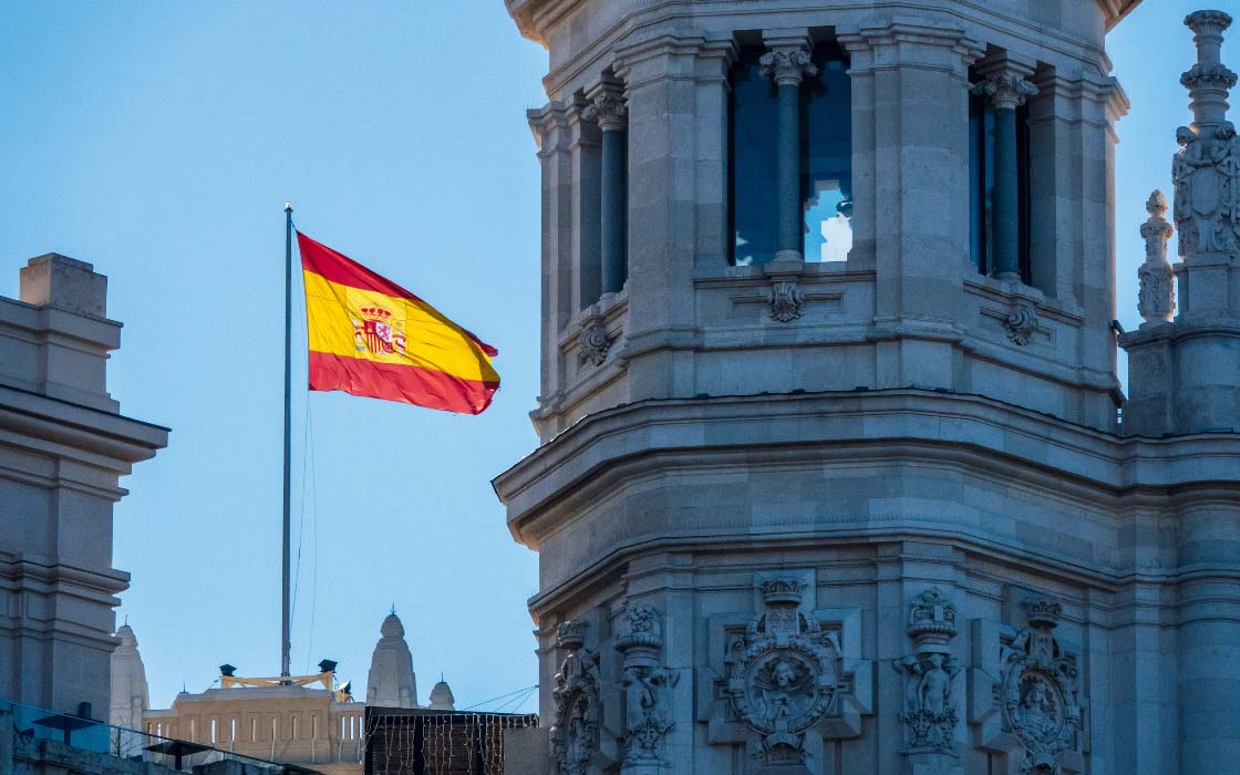 Spanische Flagge neben Gebäude
