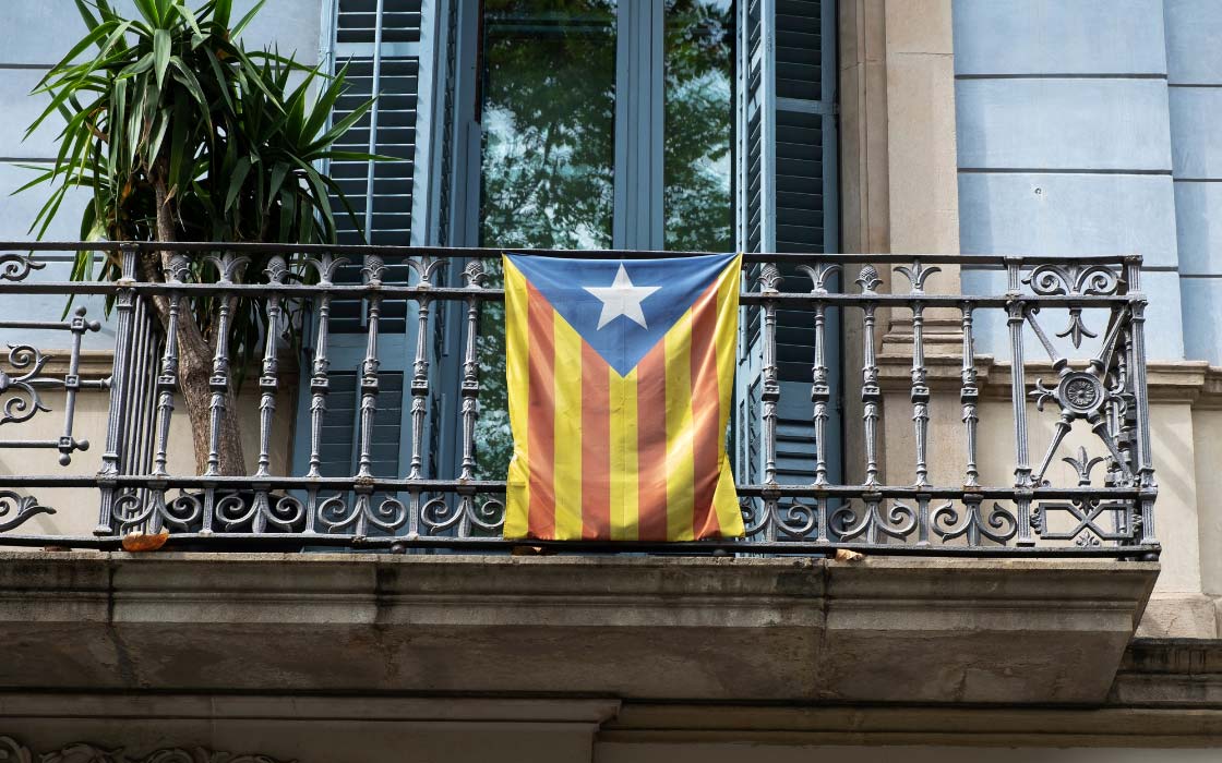 Katalanische Flagge an einem Balkon