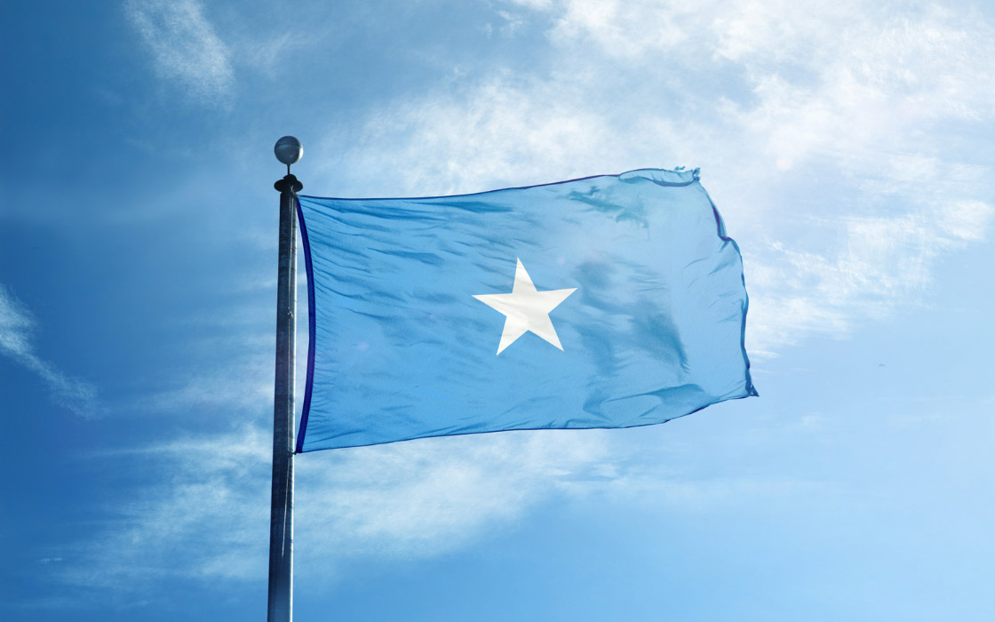 Somalische Flagge vor blauem Himmel.