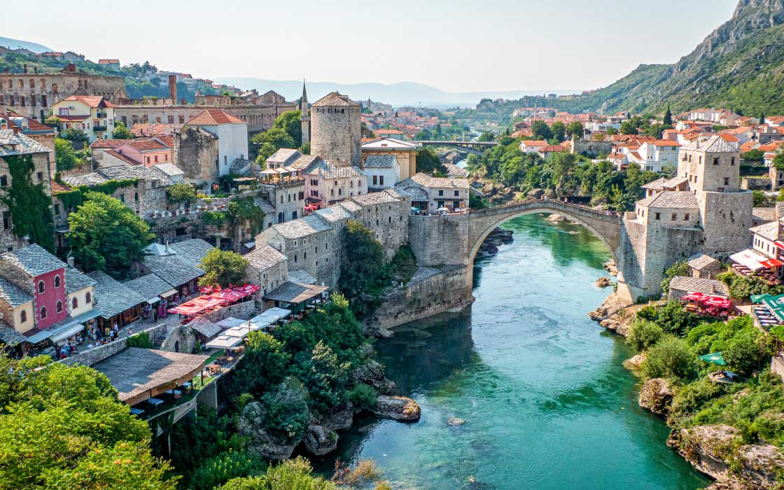 Blick auf eine alte bosnische Stadt