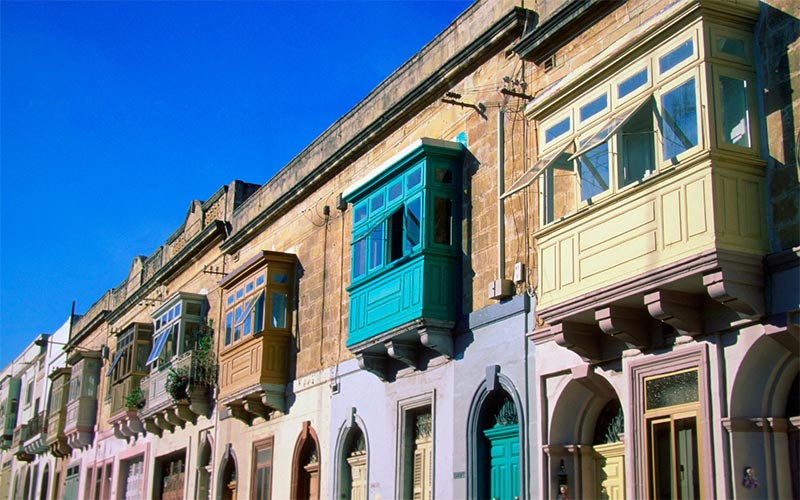 Traditionelle maltesische Häuser mit bunten Balkonen