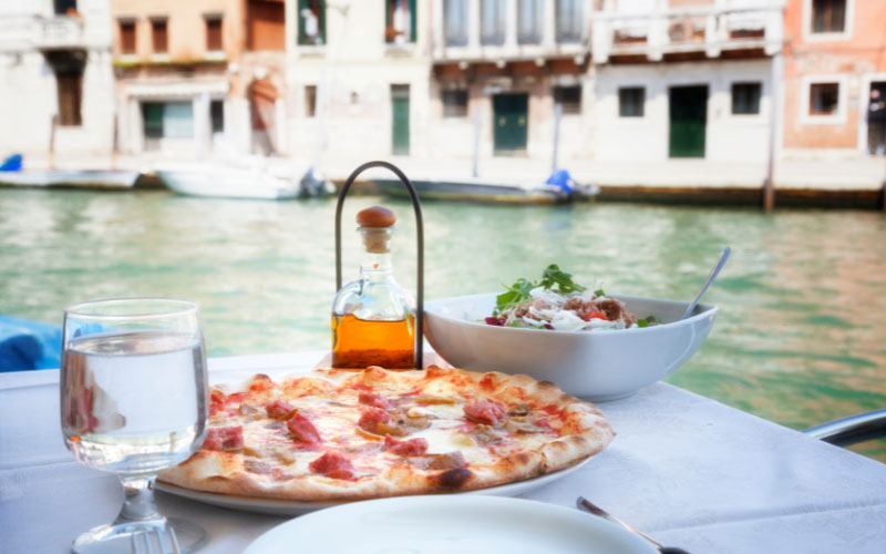 Pizza am Kanal in Venedig.