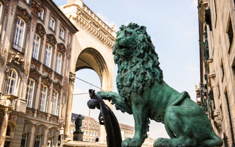 Löwen-Statue vor dem alten Residenzplast am Odeonplatz in München