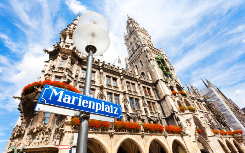 Münchener Marienplatz mit dem neuen Rathaus im Hintergrund