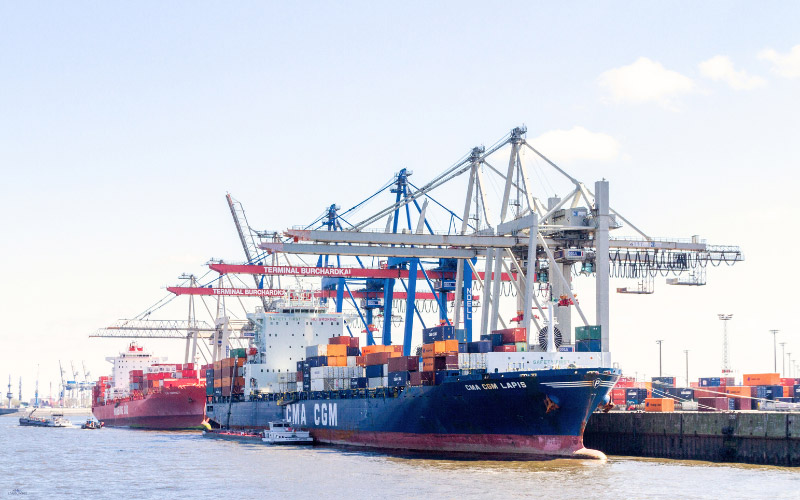 Containerschiff im Hamburger Hafen