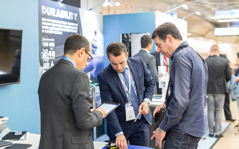 Business-Männer an einem Messestand